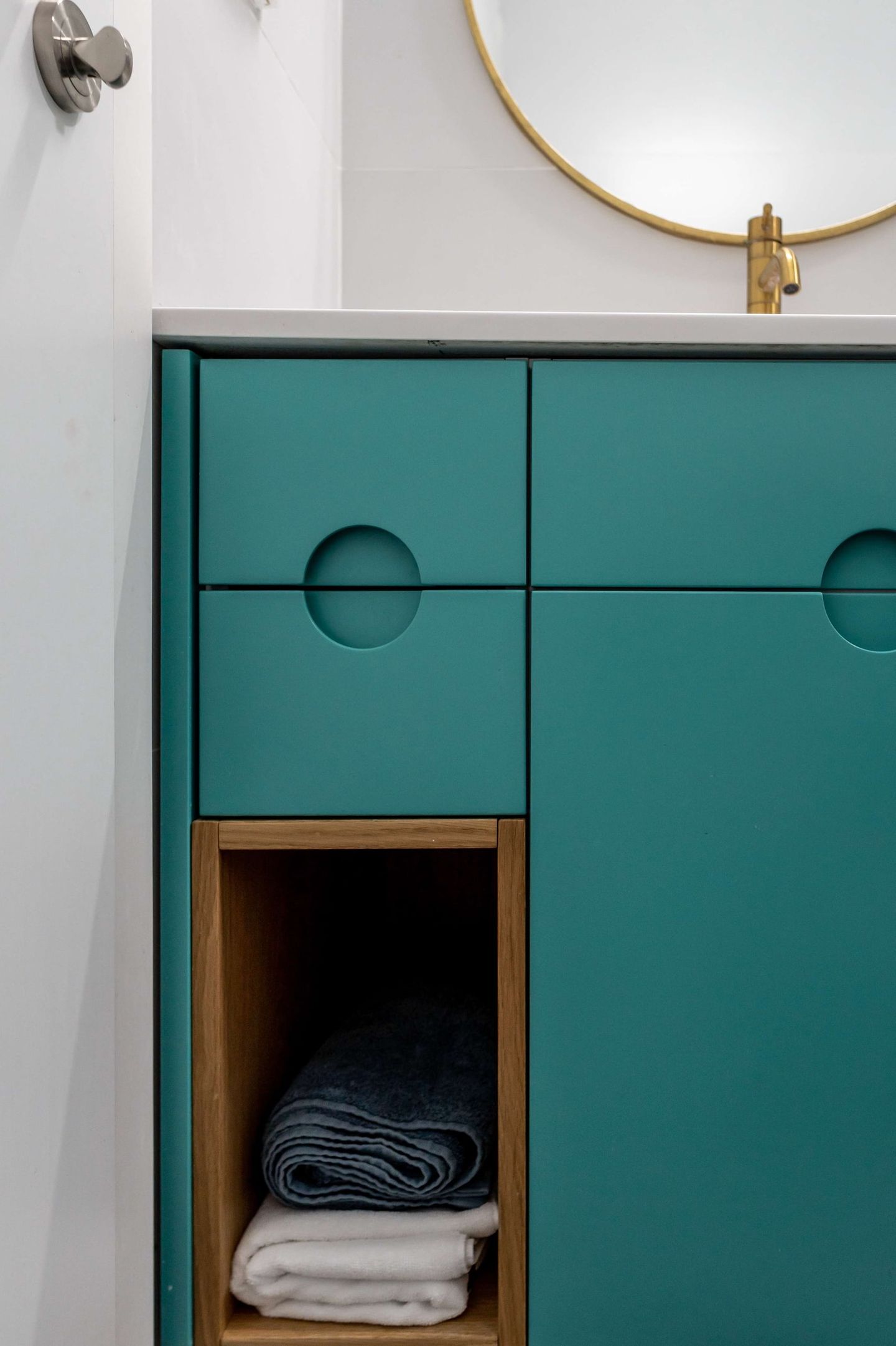 חדר רחצה כללי בגוון אפור וטורקיז