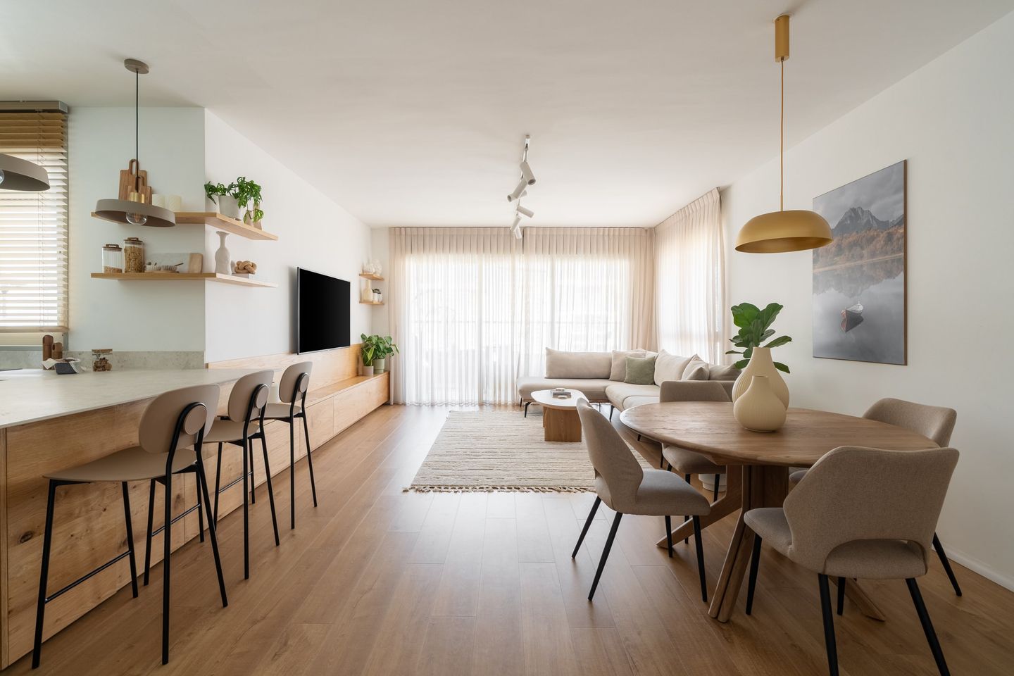 עיצוב סלון ופינת אוכל בסגנון נורדי חמים